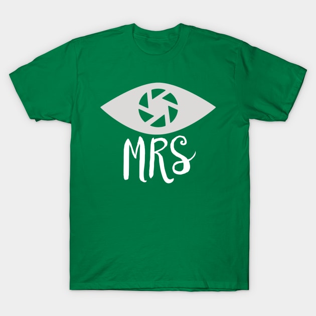 Just Married: Mrs Smoak | Mrs Queen T-Shirt by FangirlFuel